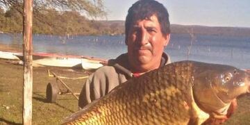 Un vecino de Cruz del Eje pescó una carpa de un metro y unos 20 kilos\u002E