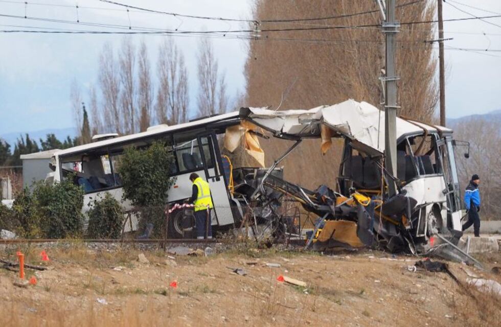 Francia: Suben a seis los niños muertos por el choque entre un tren y un micro