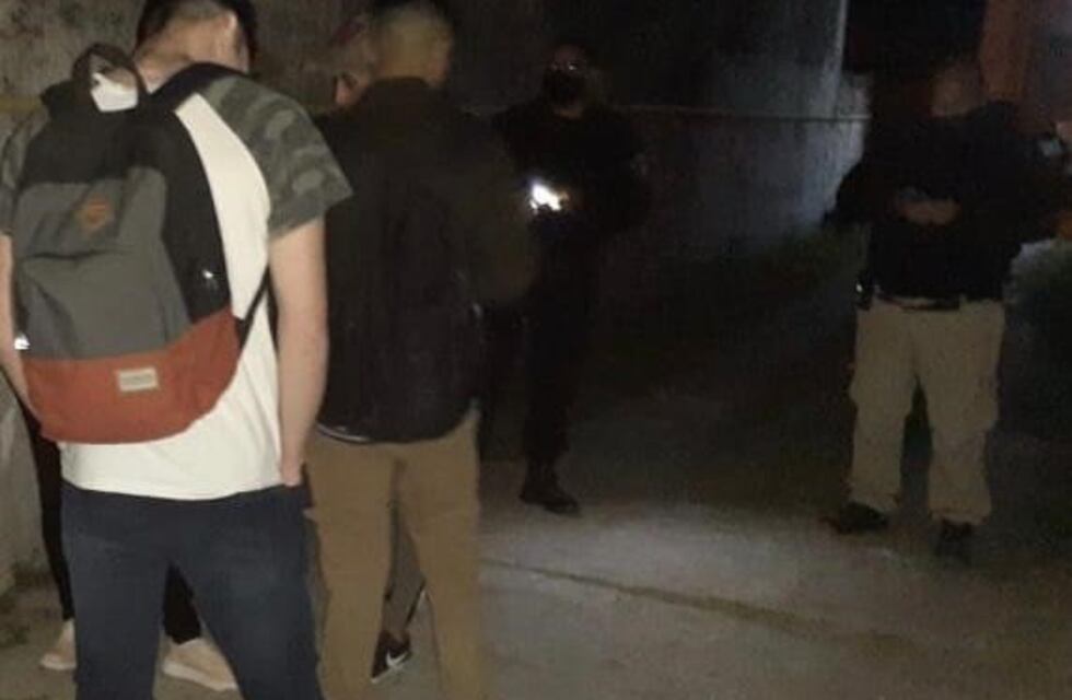 Irrumpieron en dos fiestas con 50 jóvenes en total