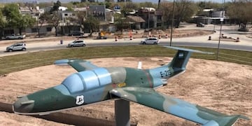 El avión de la rotonda de mendoza volvio a su lugar