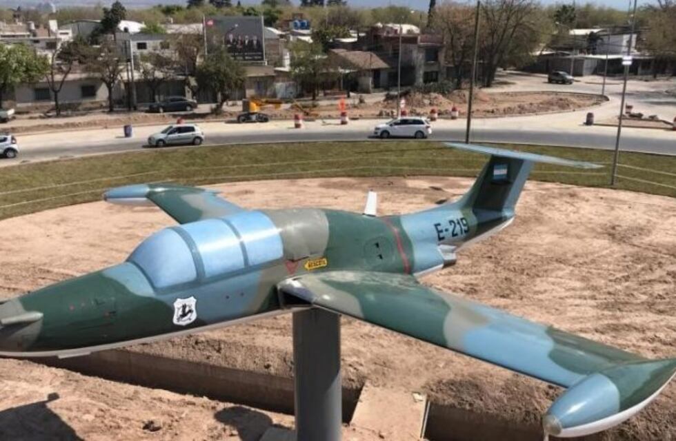 El avión de la rotonda volvió restaurado a ocupar su lugar