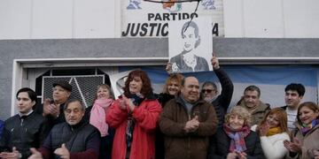 Natalia Suárez debió presentar su lista en la vereda\u002E