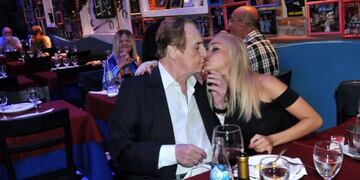 Santiago Bal a los besos con su novia de 24 años\u002E