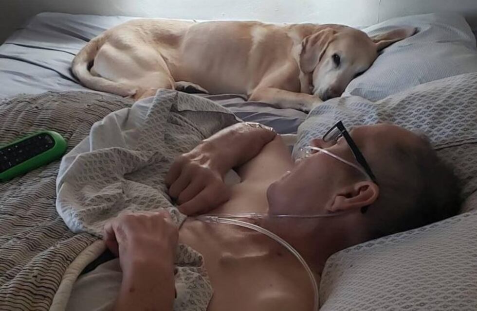 Tenía cáncer, su perro lo acompañó durante toda su enfermedad, y murieron con una hora de diferencia