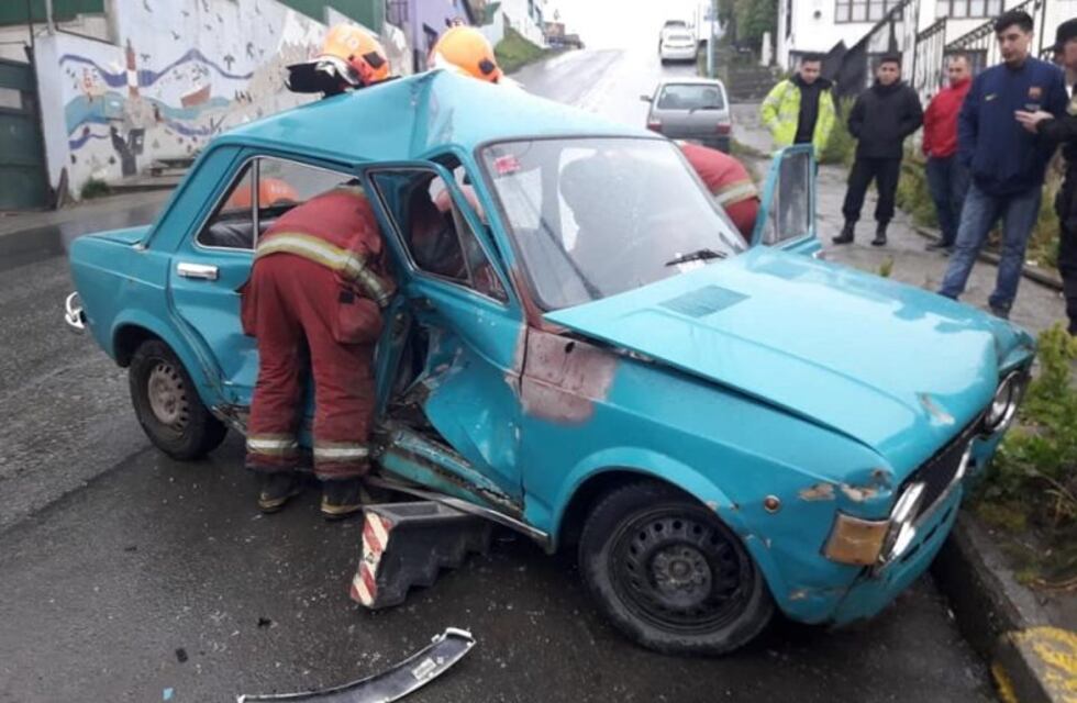 Chocaron un auto, dejaron mal herida a una mujer y se fugaron