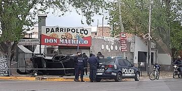 El vehículo terminó dadoi vuelta e incrustado en el negocio de comidas de la esquina\u002E