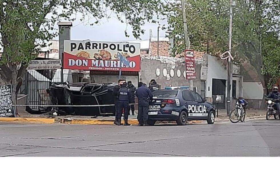 Un auto chocó, volcó y terminó incrustado en un parripollo de Maipú