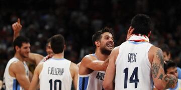 China 2019: el alocado festejo de los jugadores de Argentina con José Montesano\u002E (EFE)