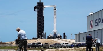 CAPE CANAVERAL, FLORIDA - MAY 29: Photographers setup remote cameras as the SpaceX Falcon 9 rocket with the Crew Dragon spacecraft attached is seen on launch pad 39A at the Kennedy Space Center on May 29, 2020 in Cape Canaveral, Florida\u002E After scrubbing the first attempt at launch NASA astronauts Bob Behnken and Doug Hurley are scheduled to try again on Saturday and if successful would be the first people since the end of the Space Shuttle program in 2011 to be launched into space from the United States\u002E   Joe Raedle/Getty Images/AFP\n== FOR NEWSPAPERS, INTERNET, TELCOS & TELEVISION USE ONLY ==