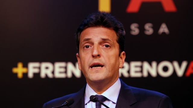 DYN15, BUENOS AIRES, 21/08/2014, EL Lu00cdDER DEL FRENTE RENOVADOR, EL DIPUTADO SERGIO MASSA, EN CONFERENCIA DE PRENSA EN UN TEATRO CENTRICO JUNTO CON ECONOMISTASALINEADOS,  RECHAZu00d3  EL PROYECTO OFICIAL DE CAMBIO DE SEDE DE PAGO PARA LOS BONISTAS REESTRUCTURA