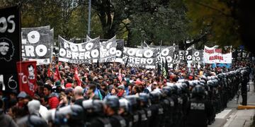 Fuerte operativo policial intentó impedir que organizaciones sociales acampen en la Av 9 de Julio el miércoles pasado\u002E Foto: EFE/ Juan Ignacio Roncoroni\u002E