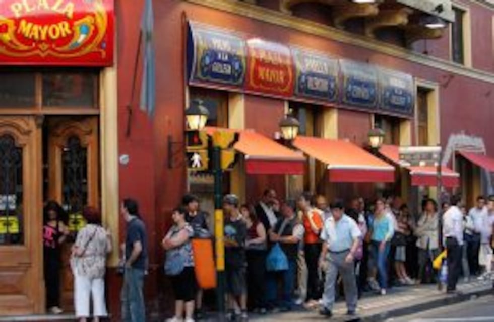 Largas filas para conseguir el tradicional pan dulce porteño de Plaza Mayor
