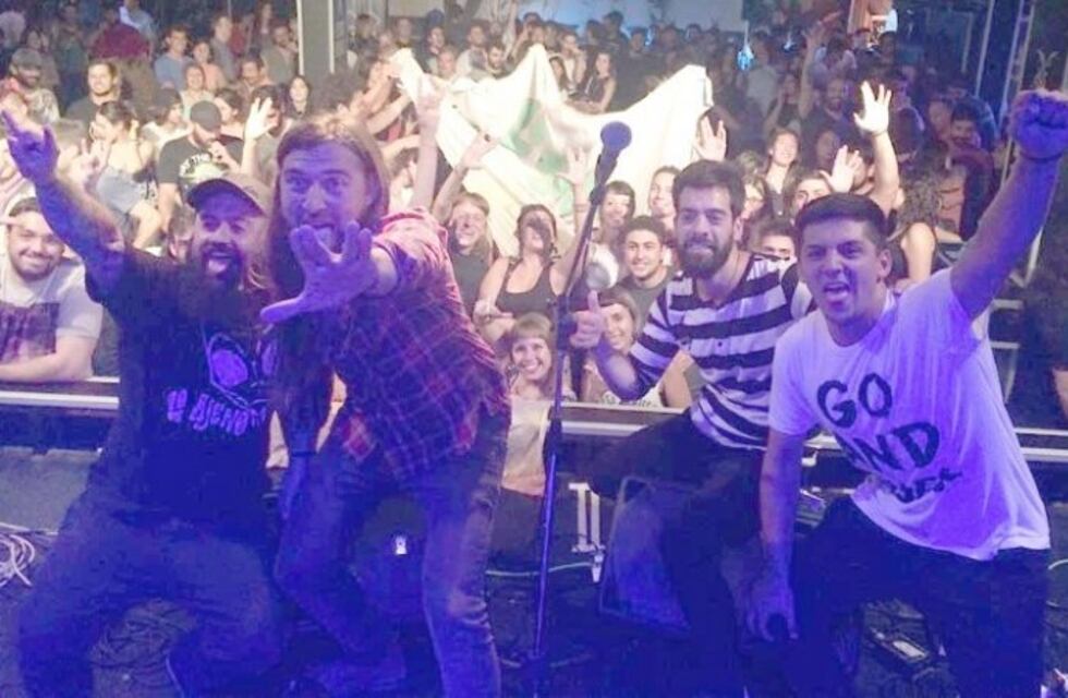 La banda Lo Ajeno llega al escenario del Cosquín Rock 2019