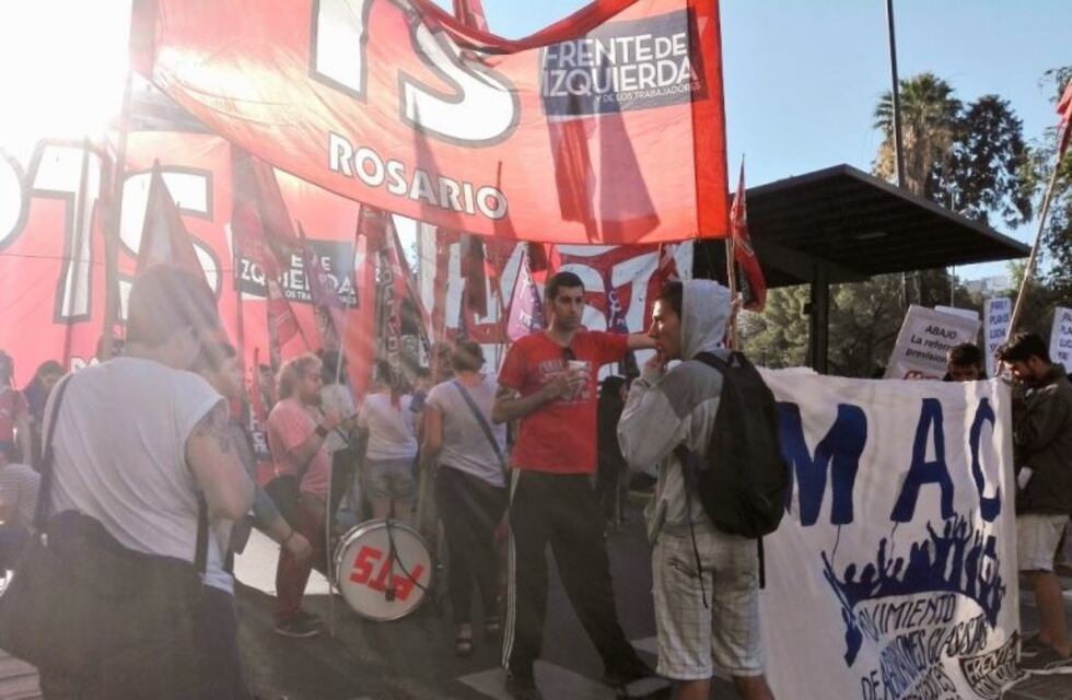 Militantes de izquierda cortaron Corrientes y San Luis contra la reforma previsional