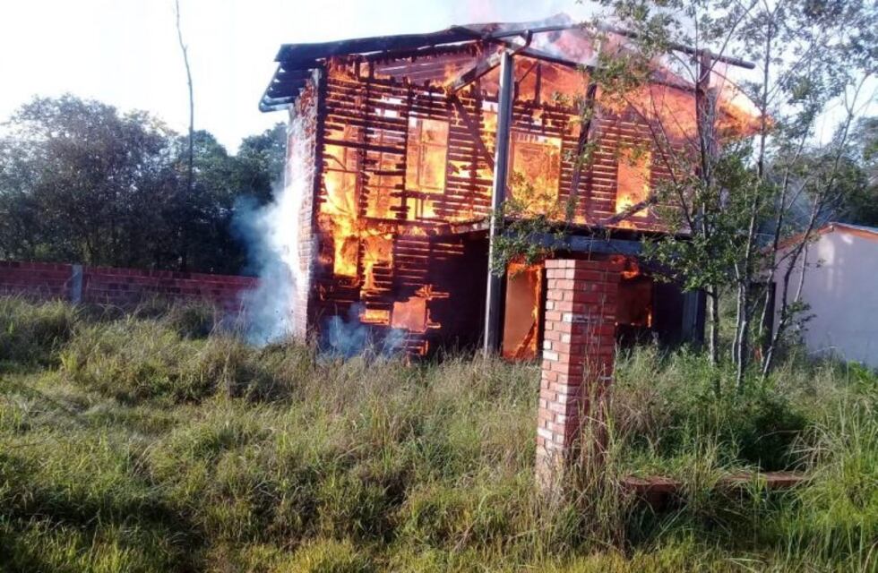 Feroz incendio consumió una casa de madera en Eldorado