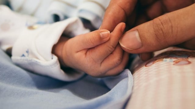 Un bebé cordobés que se electrocutó con una bomba de agua está grave