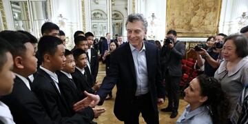 El presidente Mauricio Macri saludó este martes a los niños y adolescentes tailandeses\u002E (Twitter)