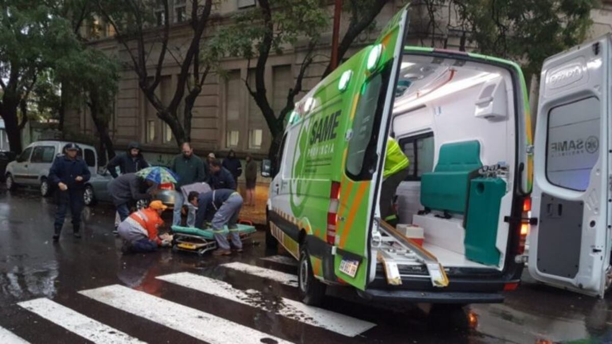 Un mujer heridas tras ser atropellada por un automóvil