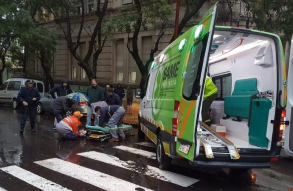 Una mujer fue hospitalizada tras ser atropellada por un auto