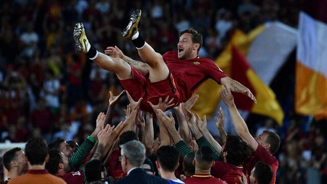 AS Roma players celebrate Roma's captain Francesco Totti during a ceremony following his last match with AS Roma after the Italian Serie A football match AS Roma vs Genoa on May 28, 2017 at the Olympic Stadium in Rome. Italian football icon Francesco Totti retired from Serie A after 25 seasons with Roma, in the process joining a select group of 'one-club' players. / AFP PHOTO / Vincenzo PINTO
