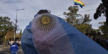 La bandera de la diversidad izada en el Parque Sarmiento causó un revuelo\u002E