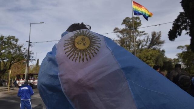 La bandera de la diversidad izada en el Parque Sarmiento fue incendiada.