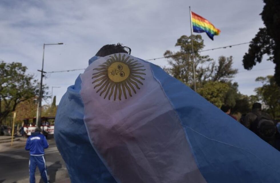 Córdoba: quemaron la bandera de la diversidad del Parque Sarmiento