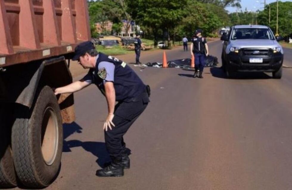Una joven motociclista murió aplastada por un camión