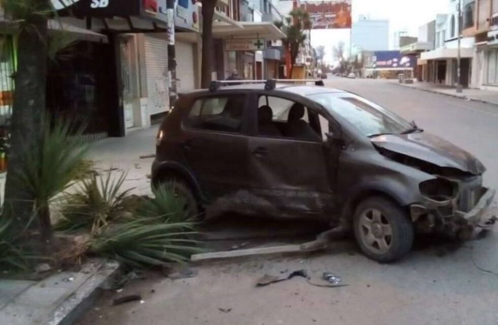 Chocó a dos vehículos y quiso pelear con el personal policial