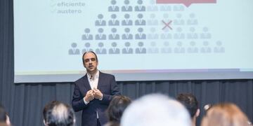 Corral presentó sus propuestas de reducción del Estado en Rosario