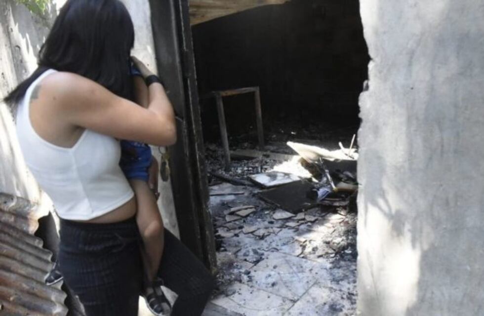 Incendio dejó hechas cenizas cuatro casas en barrio Travesía