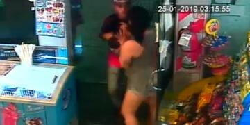 Dos delincuentes asaltaron un minimarket en Godoy Cruz\u002E