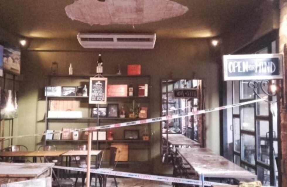Una parte del techo se le cayó encima mientras comía en un restaurante