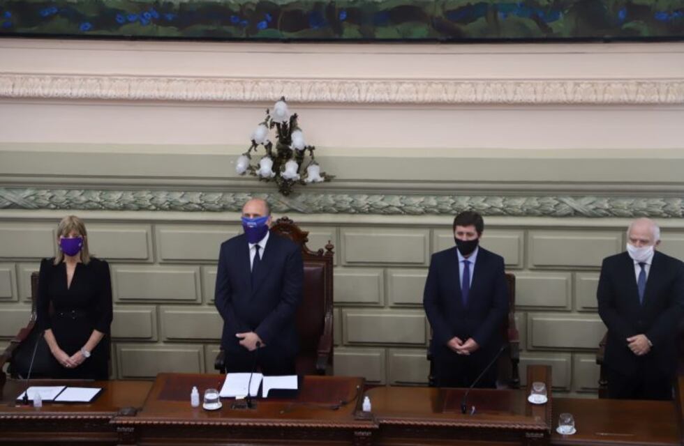 El gobernador Perotti y su vice Rodenas se bajan un 50% el sueldo