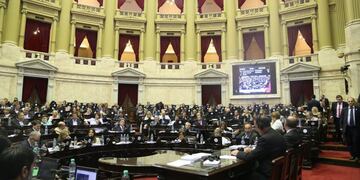 Fotografía cedida por la Cámara de Diputados de la sesión sobre la reforma del sistema de pensiones hoy, lunes 18 de diciembre de 2017, en Buenos Aires (Argentina)\u002E Los diputados de Argentina comenzaron a discutir en la tarde de hoy la polémica reforma del sistema de pensiones tras cinco horas de iniciada la sesión en las que el debate se vio postergado por los pedidos de la oposición para suspender el pleno por la violencia desatada en las calles\u002E EFE/CÁMARA DE DIPUTADOS