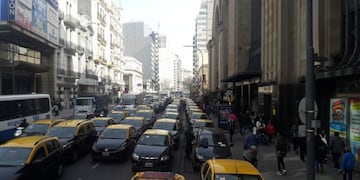 Nueva protesta de taxistas contra Uber en Plaza Miserere, Parque Las Heras y el Abasto\u002E Maxi Failla