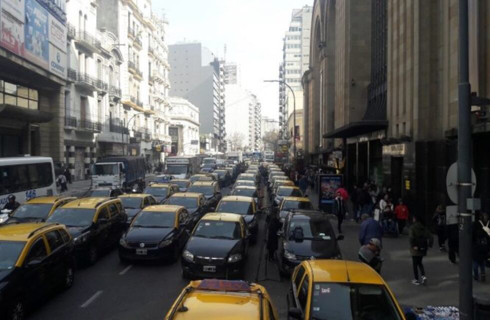 Cientos de taxistas realizaron tres cortes simultáneos en rechazo a Uber