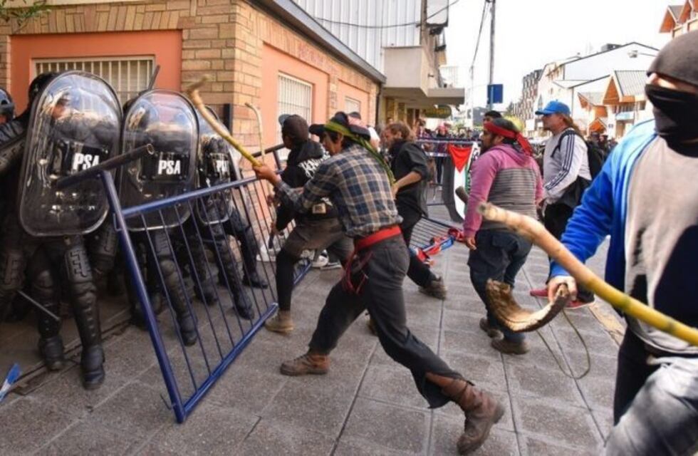 14 personas fueron detenidas tras los disturbios por la extradición de Jones Huala