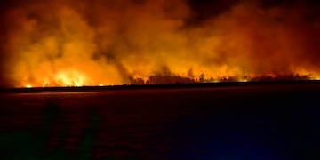 Las llamas continuaban ardiendo por la noche a pesar del esfuerzo de un grupo de lugareños\u002E (@joaquinnrm)