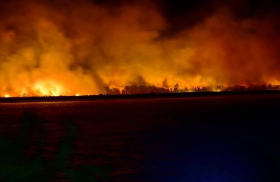 Incendios en las islas dejaron postales estremecedoras frente a San Lorenzo