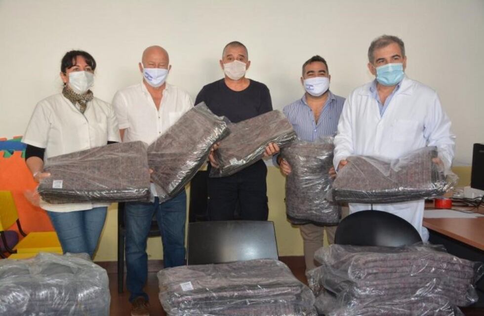 La municipalidad de Iguazú donó 30 frazadas al hospital Samic
