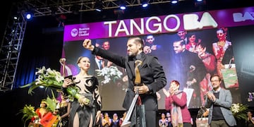 Fernando Rodriguez y Estefania Gomez celebran su victoria en el escenario de Tango BA al salir campeones del Mundial de Tango 2019\u002E Foto: Nicolas Villalobos/DPA\u002E
