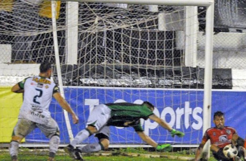 Bajo un diluvio, Central Córdoba cayó con el líder Nueva Chicago