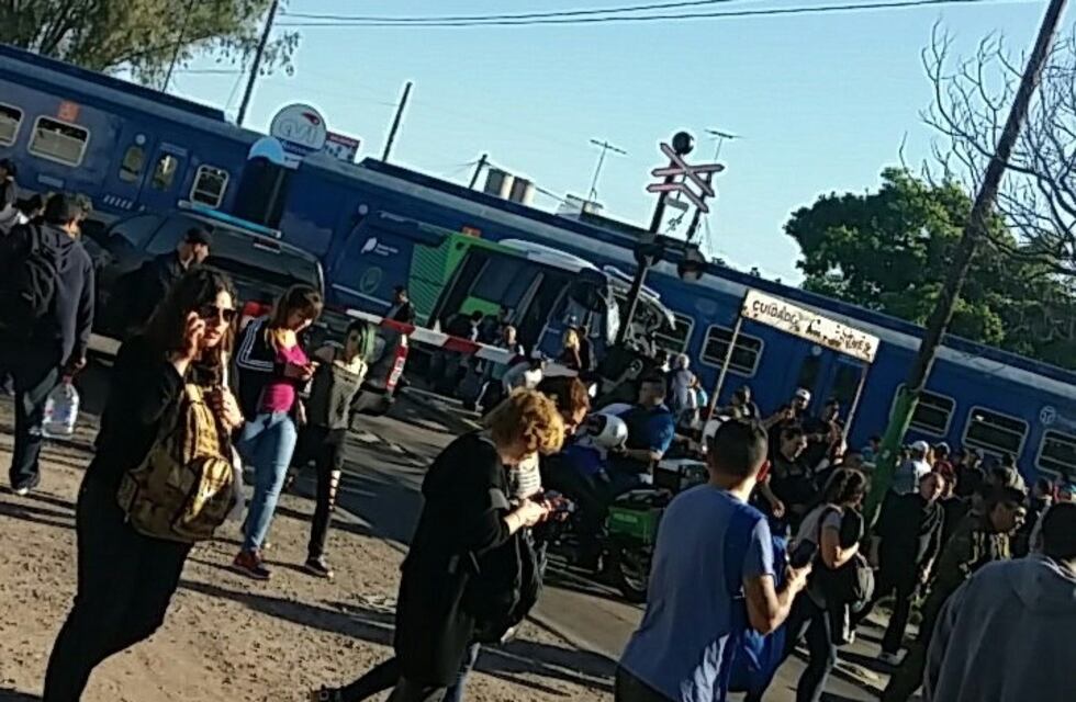 Una formación del tren San Martín embistió a una camioneta del Servicio Penitenciario: hay un muerto