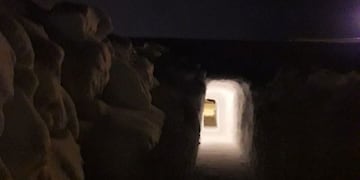 Construyó un túnel en la nieve para poder salir de su casa en Neuquén (LMN)