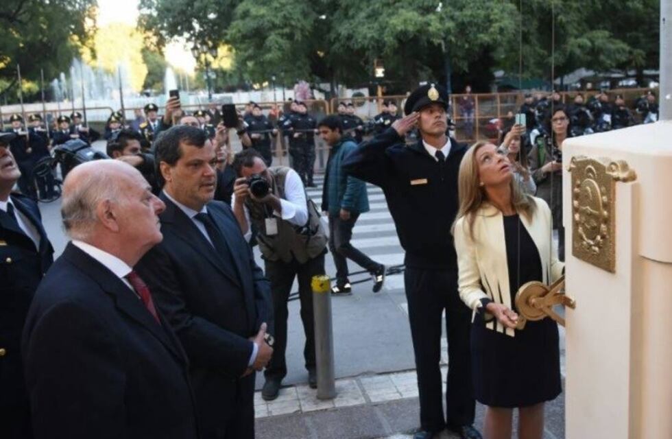 Dieron inició el acto protocolar en la Legislatura para recibir al Gobernador