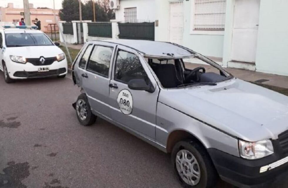 El choque entre un remís y un taxi provocó un vuelco y un conductor herido