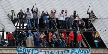 -FOTODELDÍA- AME5469\u002E BUENOS AIRES (ARGENTINA), 24/04/2020\u002E- Internos de la cárcel de Villa Devoto se amotinan para pedir medidas que les permitan enfrentar el coronavirus, este viernes en Buenos Aires (Argentina)\u002E Un grupo de presos se amotinó este viernes en la cárcel de Villa Devoto, con motivo de la pandemia del COVID-19, para reclamar que se les permita acceder al régimen de arresto domiciliario, informaron a Efe fuentes oficiales\u002E EFE/ Juan Ignacio Roncoroni