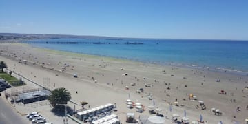 Policías ayudaron a una pareja de adultos mayores a llegar a la playa de Madryn.