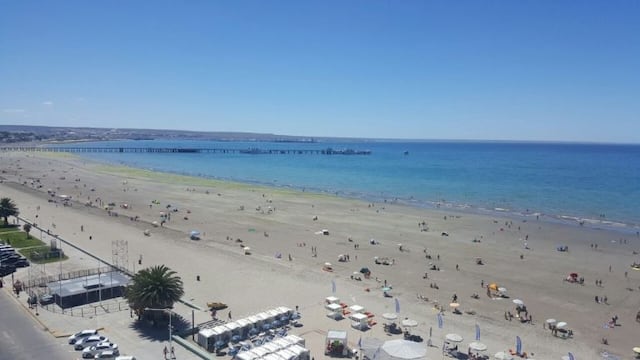 Policías ayudaron a una pareja de adultos mayores a llegar a la playa de Madryn.